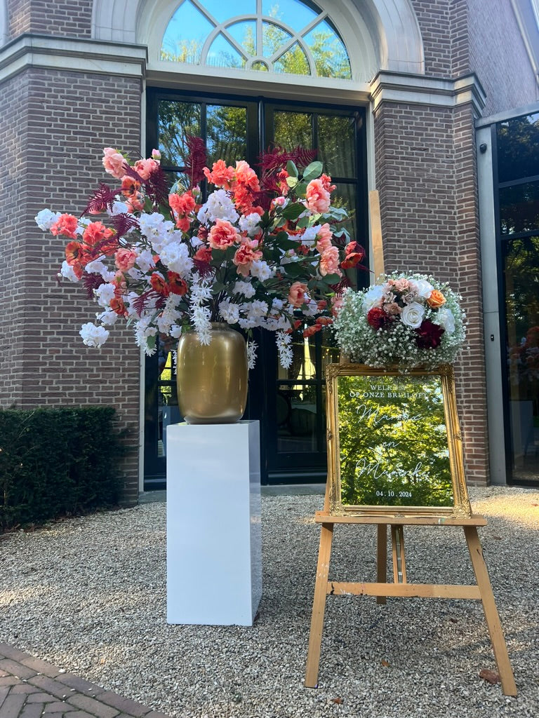 Prachtig bruidsboeket op witte zuil en ezel | Bloom of life
