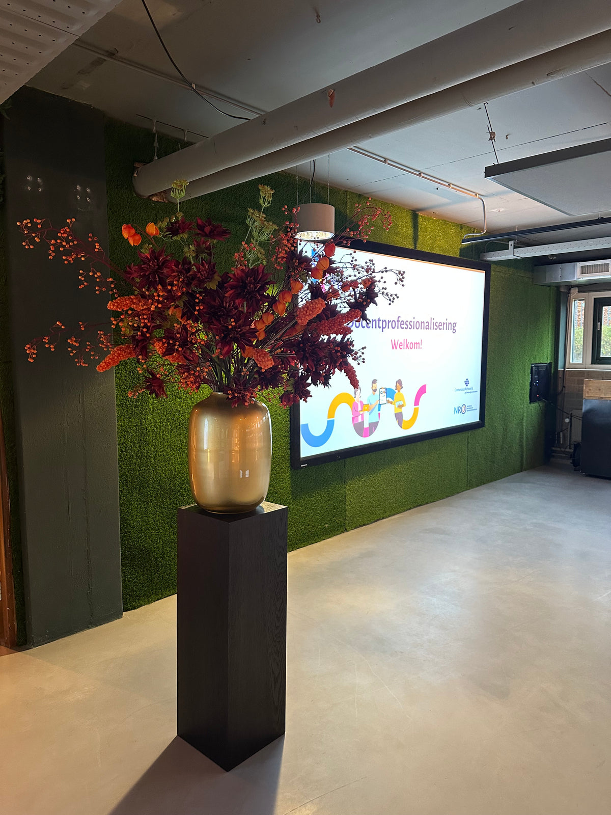 Bloemstuk op zuil voor NWO | Bloom of life