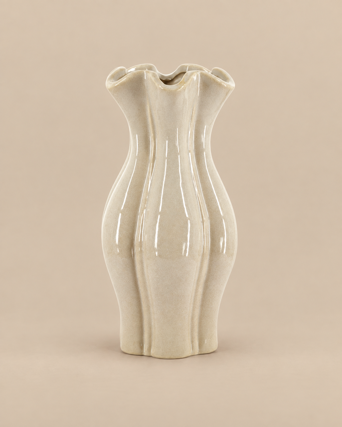 Aardewerk vaas Pearl beige op warme studio-achtergrond
