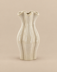 Aardewerk vaas Pearl beige op warme studio-achtergrond