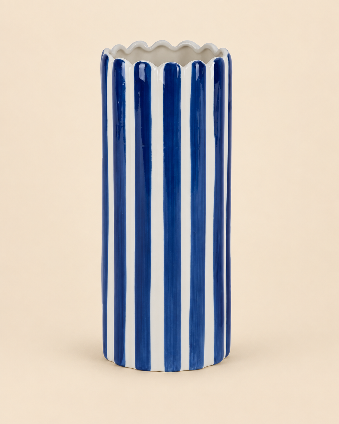 Vaas Blue op warme beige studio-achtergrond