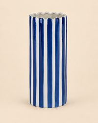 Vaas Blue op warme beige studio-achtergrond